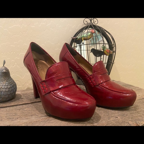 Me Too red patent leather loafer style pumps - Picture 5 of 11
